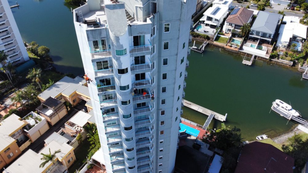 Leisuretex painters abseiling Emerald Apartments at Surfers Paradise